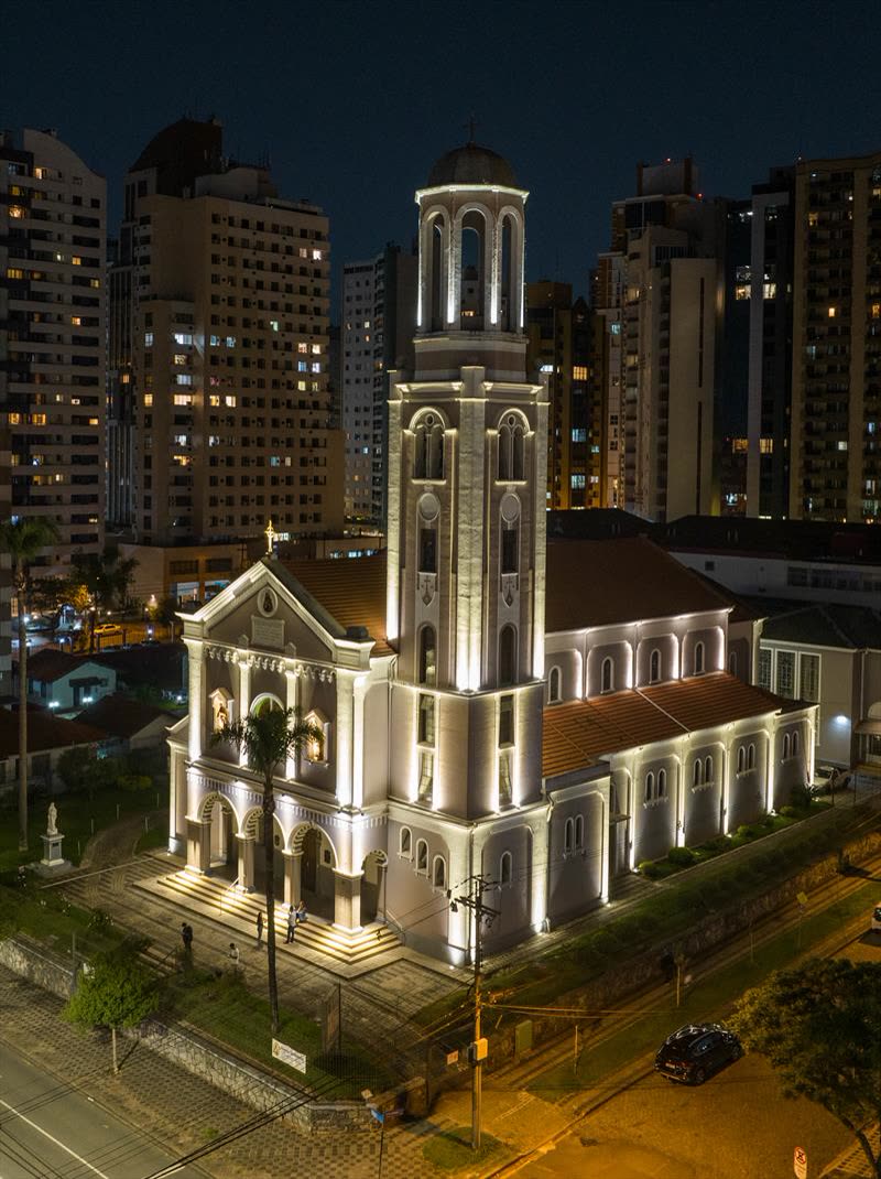 Igreja Santa Terezinha iluminada à noite